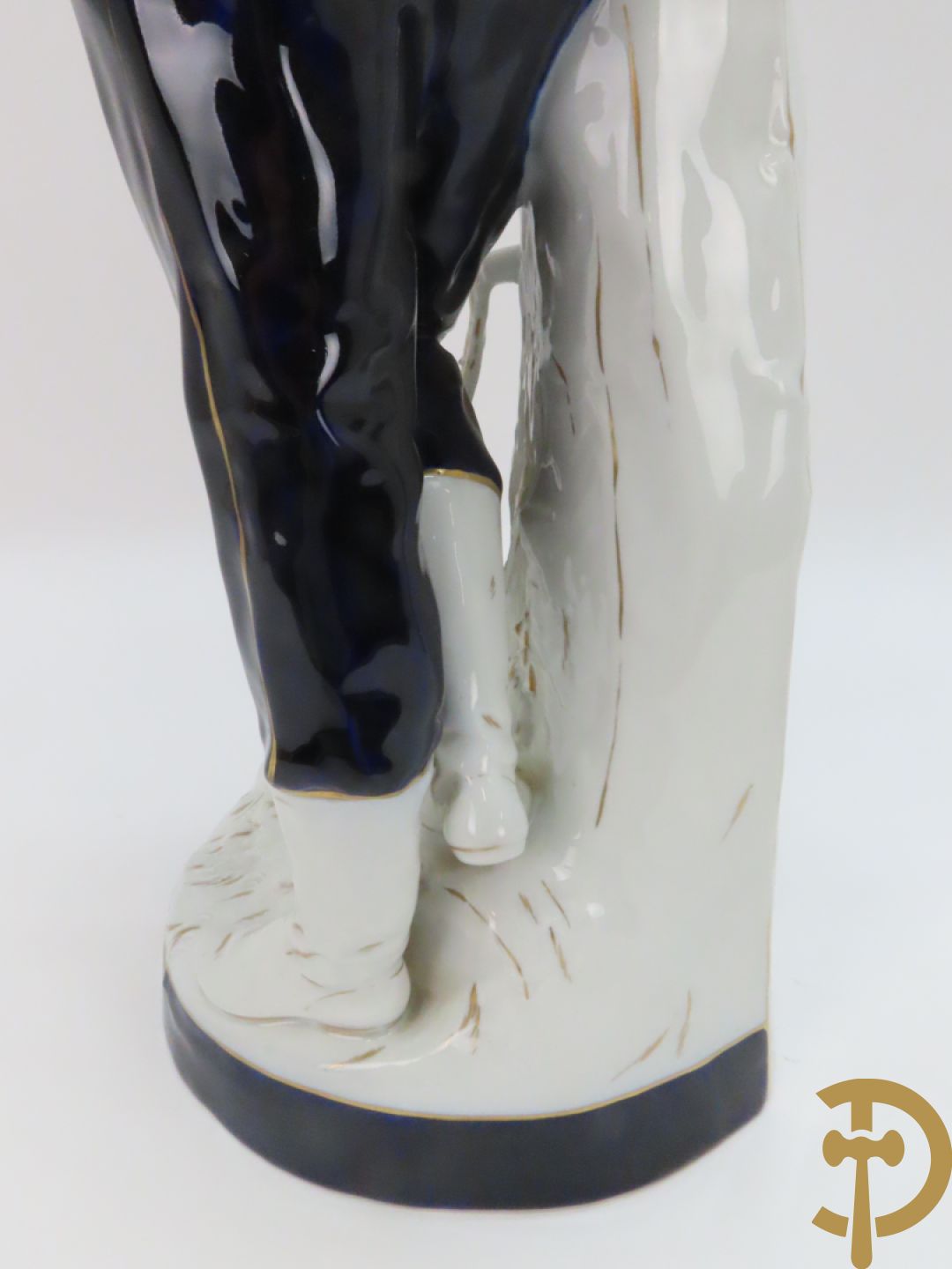 Paar Royal Dux personages van dame en heer bij de waterkraan, onderaan gemerkt en genummerd 10965 en 10563