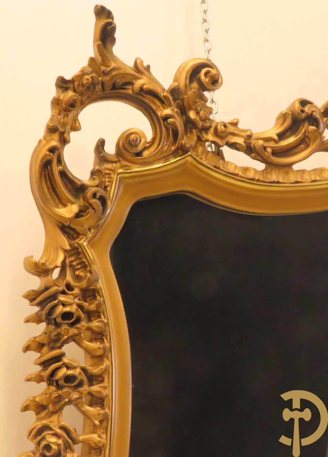 Uitzonderlijke vergulde Louis XV eetkamer bestaande uit vijfdeursdressoir met voluutvormige accanthusranken en rocailles, beschilderd met bloemenmotieven en centraal tafererel met hoornen des overvloeds + bijhorende spiegel vergulde tafel op voluutvormige poten met zes bijhorende stoelen + vitrine met accanthusranken en centrale deur, op voluutvormige poten