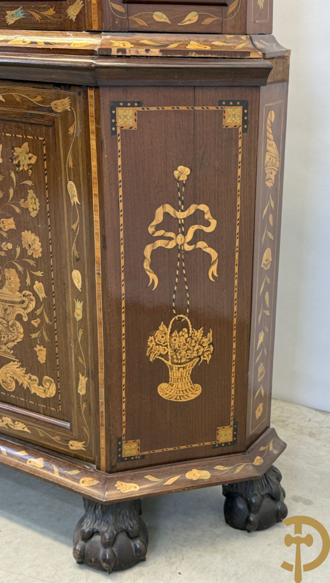 Hollandse vitrine met gemarketteerd bloementafereel, bovenaan met 2 beglaasde deuren en rocaille als kuif - onderaan met 2 gesloten deuren bezet met amforen, vogels en bloemenmarketterie