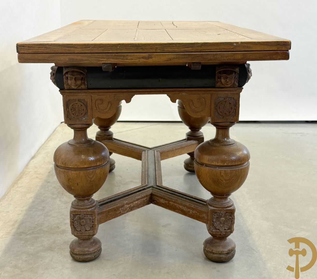 Eiken Neo Renaissance bolpoottafel bezet met rosassen en gesculpteerde kinderkopjes