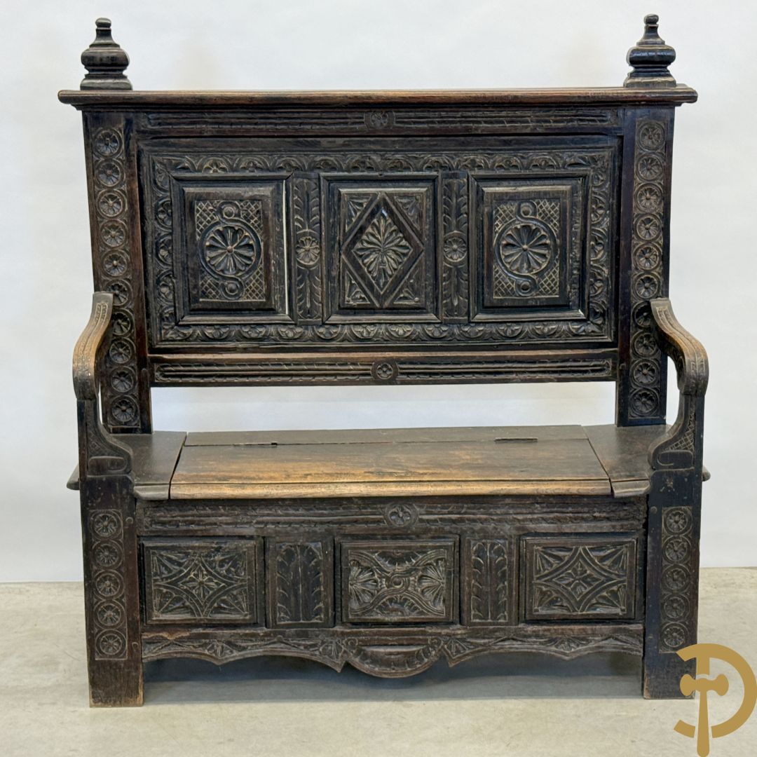 Massief eiken Engelse hall bank met gesculpteerde motieven