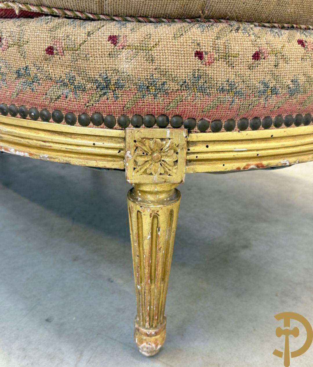 Vergulde Louis XVI chaise longue bezet met petit points met bloemendecor