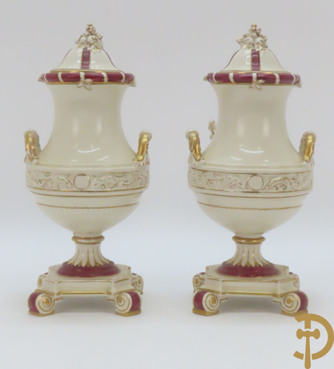 Koets in Royal Dux getrokken door cupido