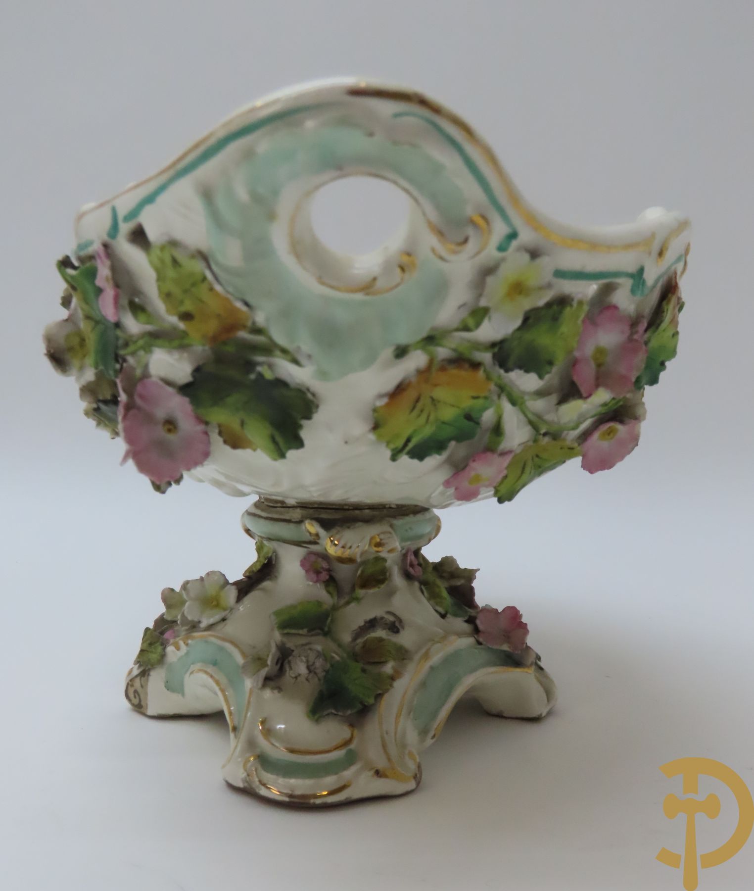 Porseleinen Franse cornetvaas geajoureerd met bloemenmotief, Vieux Paris + Vieux Paris coupe + porseleinen coupe met bloemenmotieven bezet