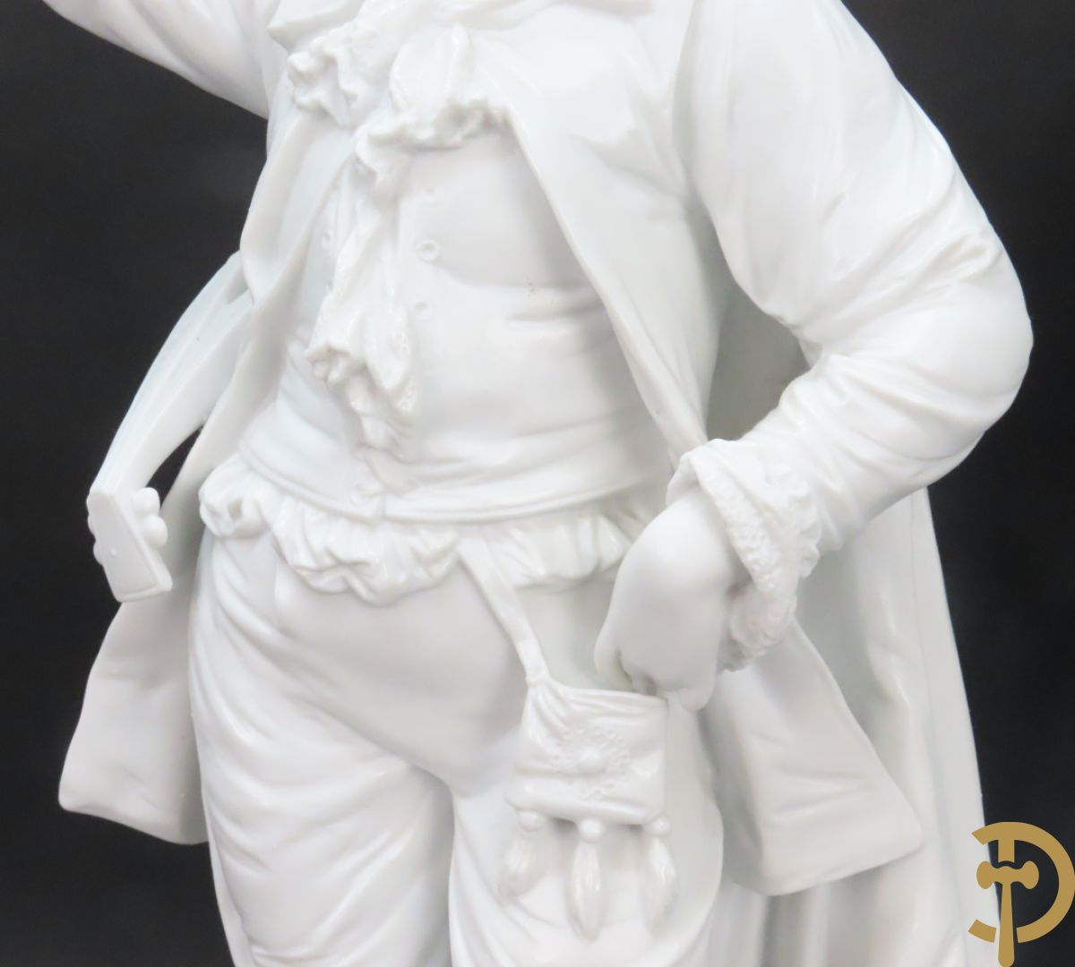 Paar grote witte biscuits van elegant koppel, onderaan gemerkt AM