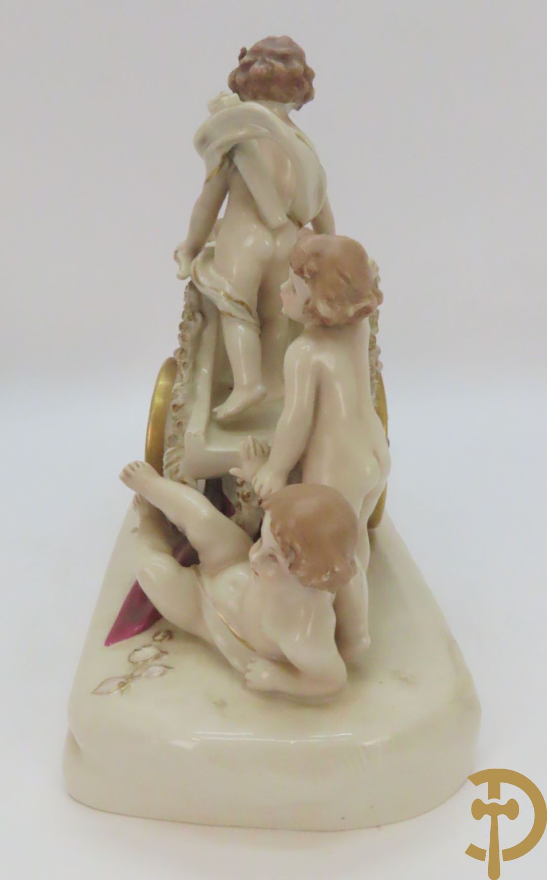 Koets in Royal Dux getrokken door cupido