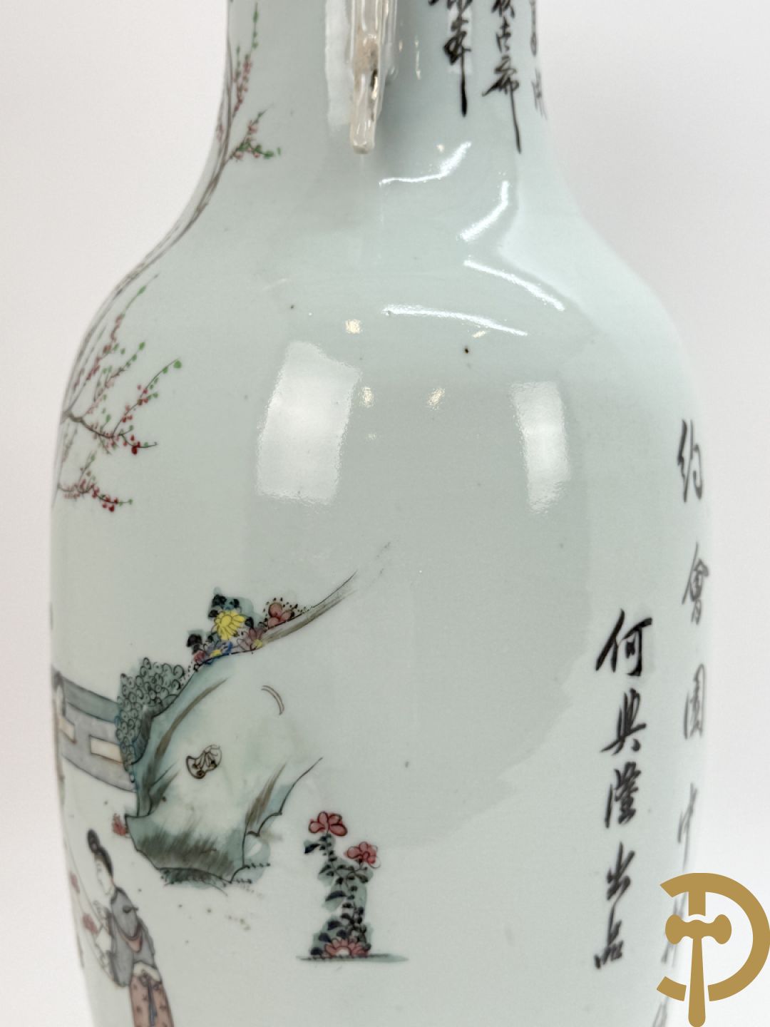 Chinese porseleinen vaas met decor van dames in landschap