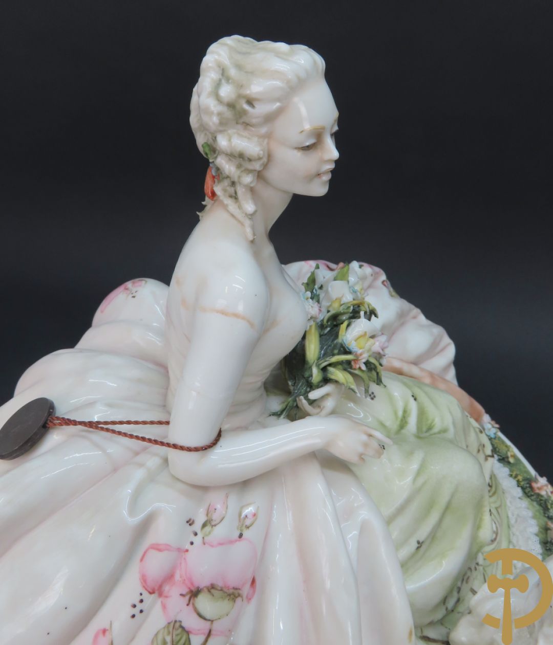 Italiaans porseleinen sierbeeld van zittende dame met 2 windhonden, L. Cazzola getekend en Capo di Monte gemerkt achteraan