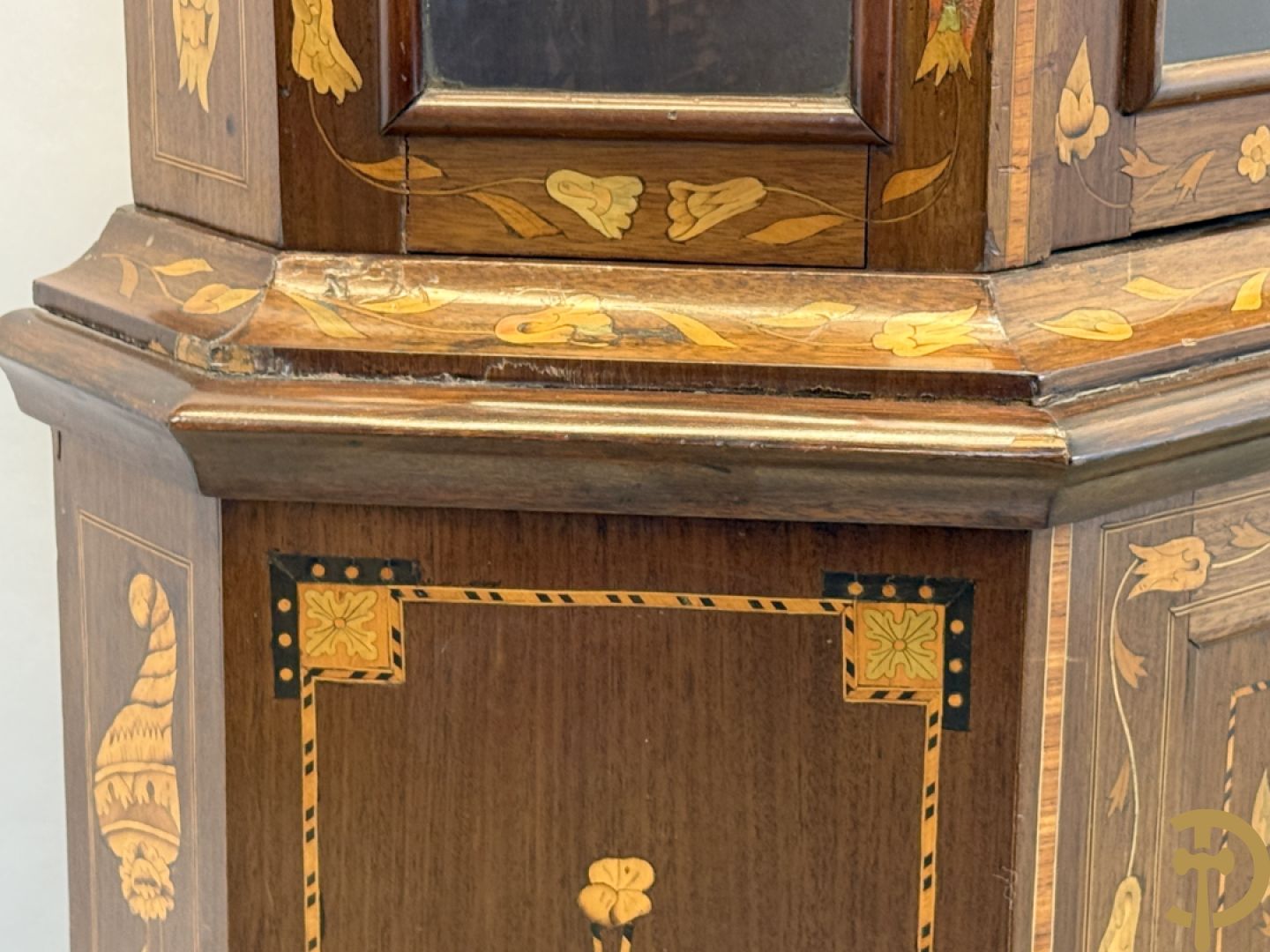 Hollandse vitrine met gemarketteerd bloementafereel, bovenaan met 2 beglaasde deuren en rocaille als kuif - onderaan met 2 gesloten deuren bezet met amforen, vogels en bloemenmarketterie