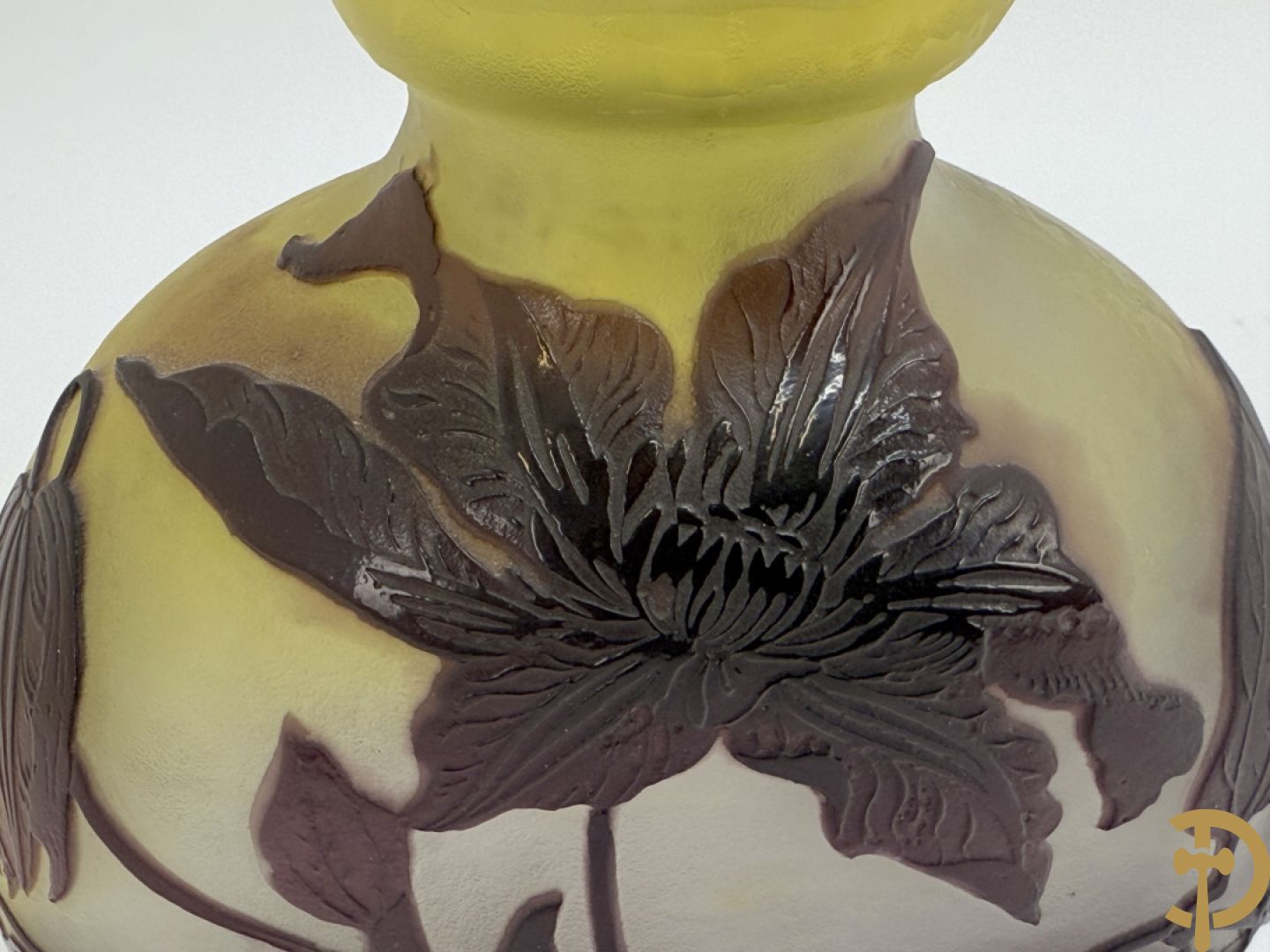 Art Nouveau vaas met gestyleerde bloemen, gezuurd en getekend Gallé