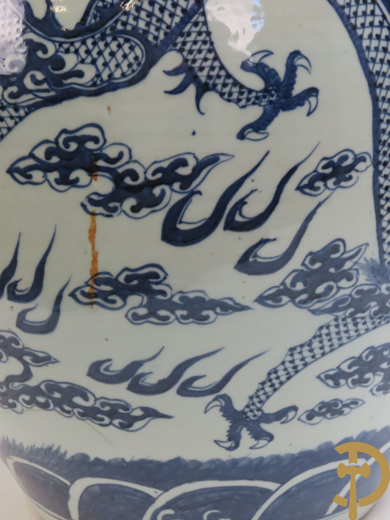 Chinese porseleinen blauw - witte cachepot met met drakenmotieven en wolkendecor