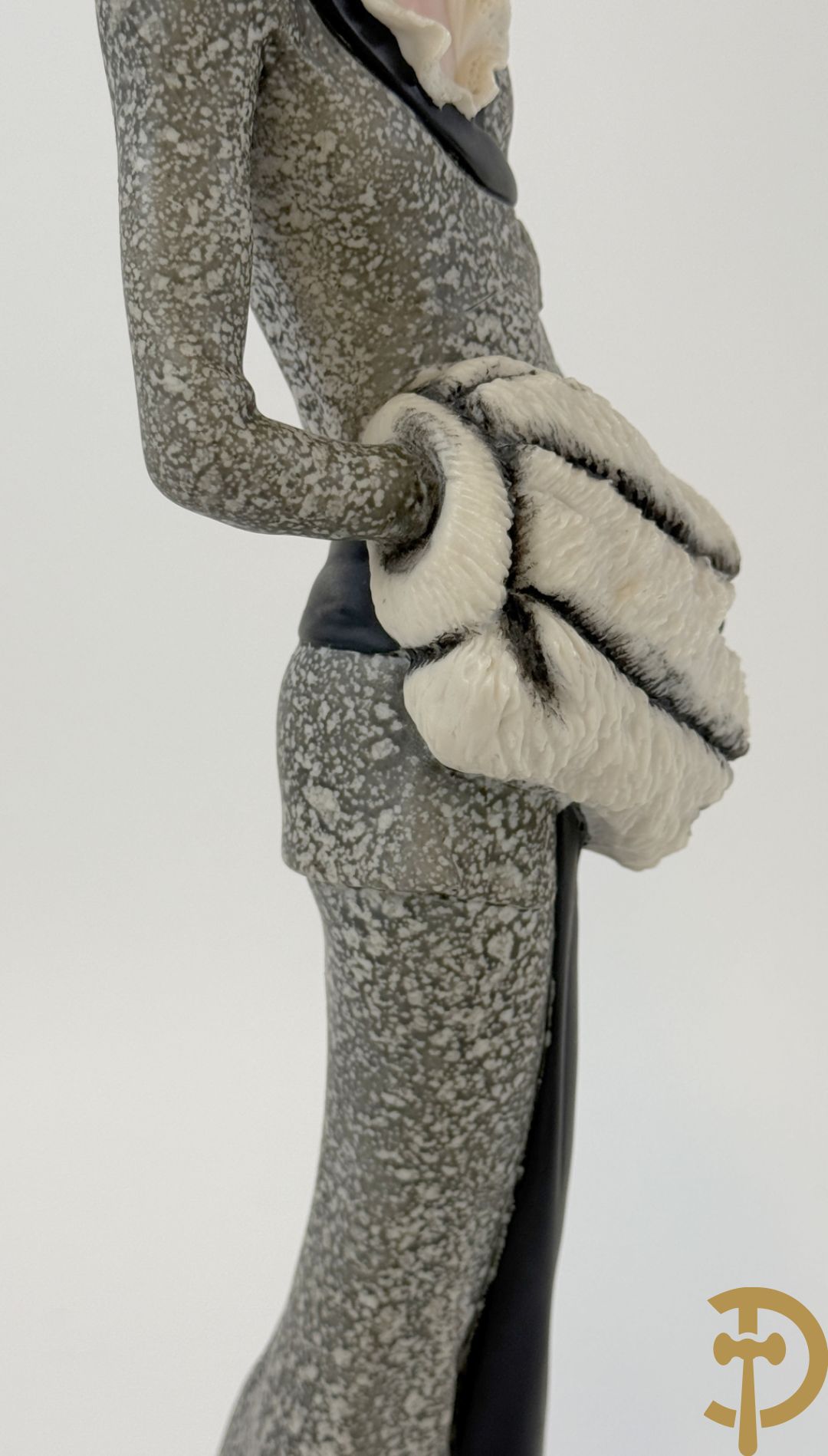 Italiaanse biscuitgroepen w.o. grote groep met 2 liggende naakte dames met zwaan, jongeman op rots, vioolspeler met edeldame, dame met kanten jurk en kinderen + Armani G. getekend 