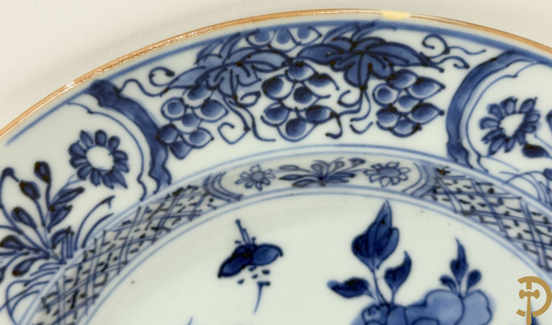Acht Chinese porseleinen blauw/wit bordjes met bloemendecor, Kangxi