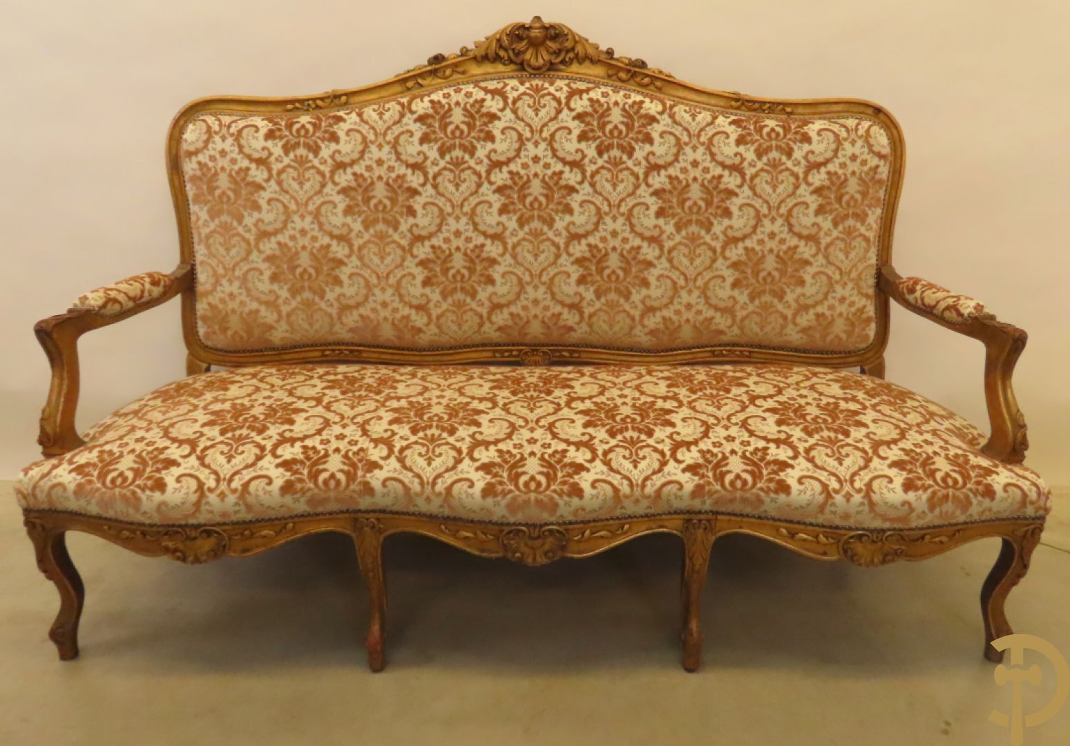 Vijfdelig verguld Louis XV salonensemble bestaande uit canapé en 4 fauteuils - met mooie accanthusranken en bloemensculptuur