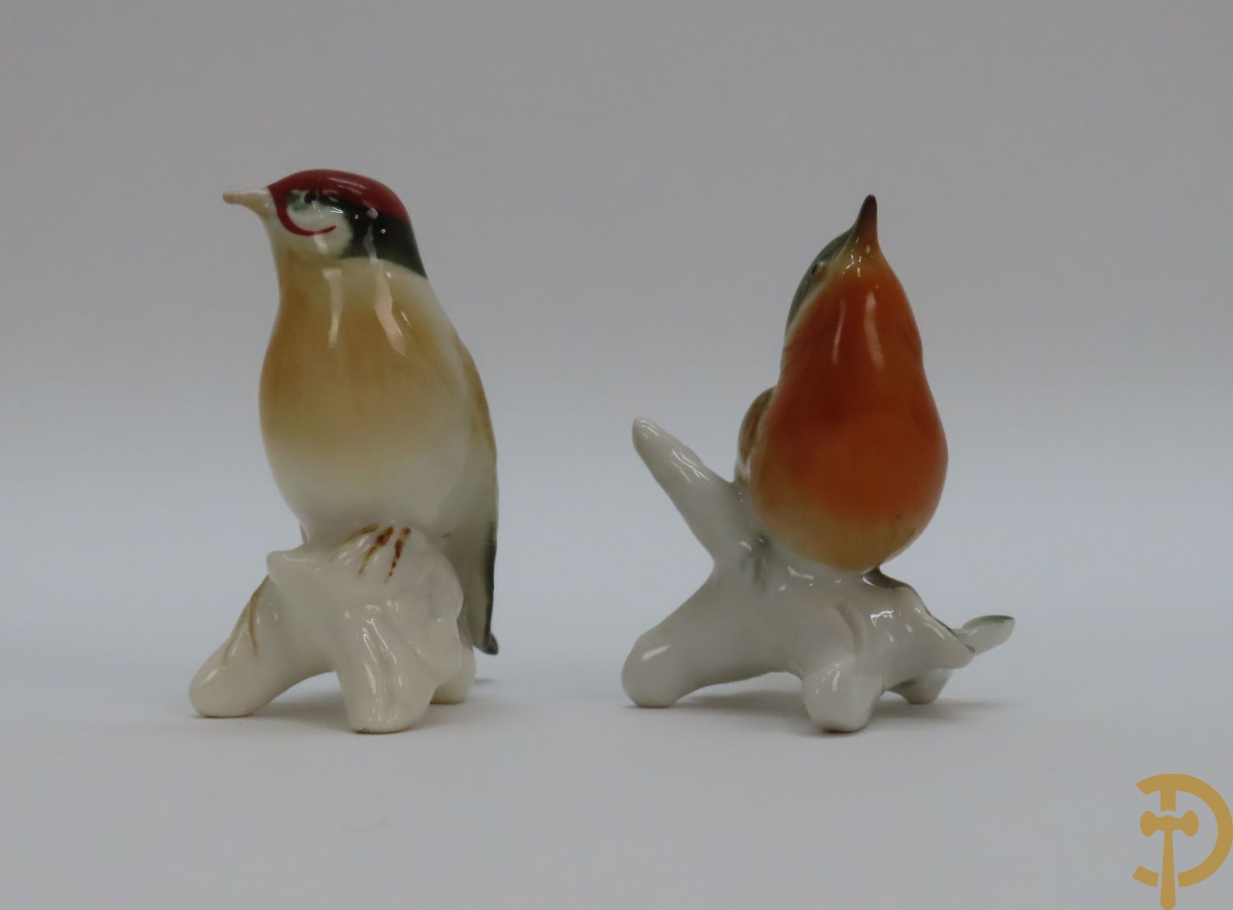 Vijf gekleurde porseleinen vogels ENS w.o. roodborstje en specht + Duits porseleinen vogel