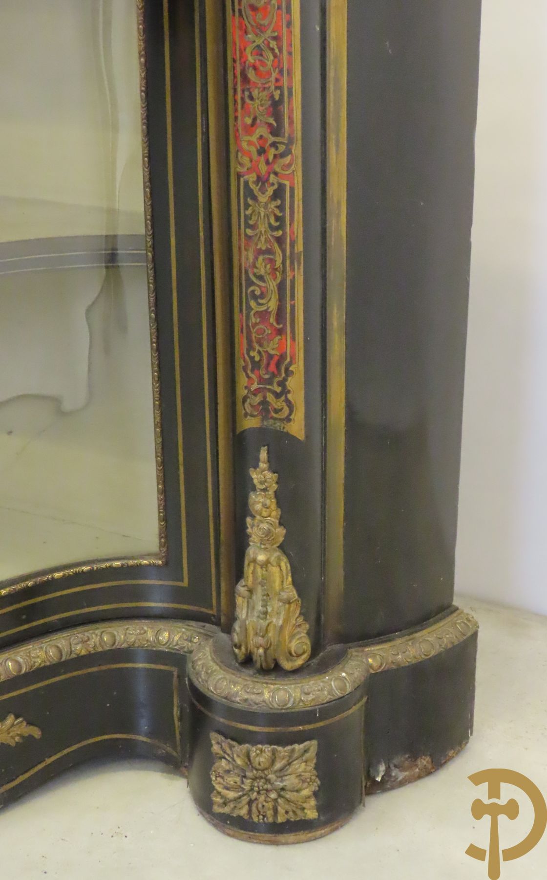 Groot Napoleon III dressoir met centrale deur bezet met medaillon in Boulletechniek - zijdelings met deuren in vitrineglas - bezet met bronzen ornamenten