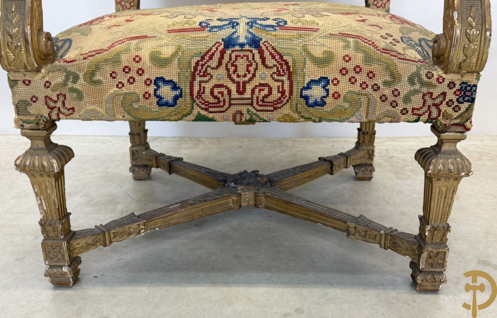 Vier vergulde Louis XIV kasteelarmzetels met geanimeerde scènes in petit points, 19e