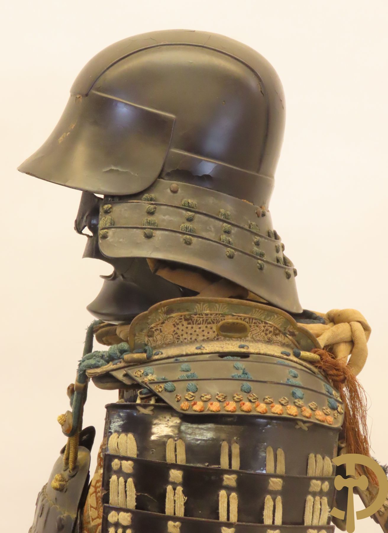 Aziatische antieke samurai uitrusting met helm gemonteerd op statief - type Okegawa Gusoku van ijzer en Kusari in leder.