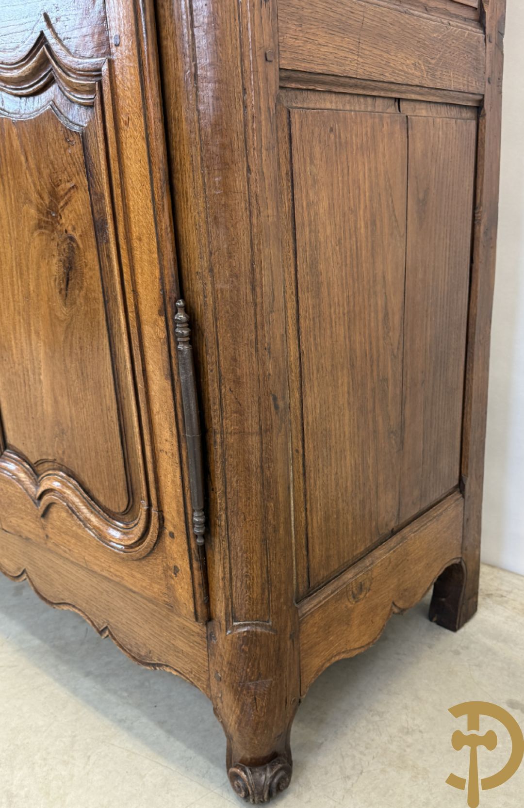 Massief eiken tweedeurskast met gezwaaide deuren op voluutvormige poten