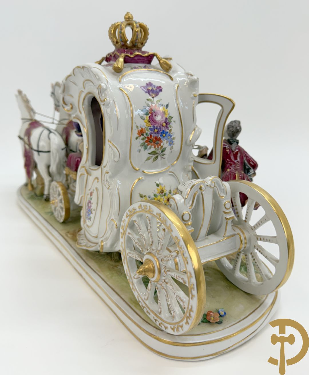 Porseleinen meerkleurige groep met koets, edeldame, lakei, ruiter en 2 paarden