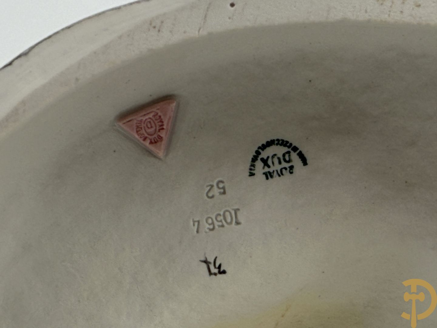 Paar Royal Dux beelden van koppel bij de waterbron, nummers 10563 en 10564