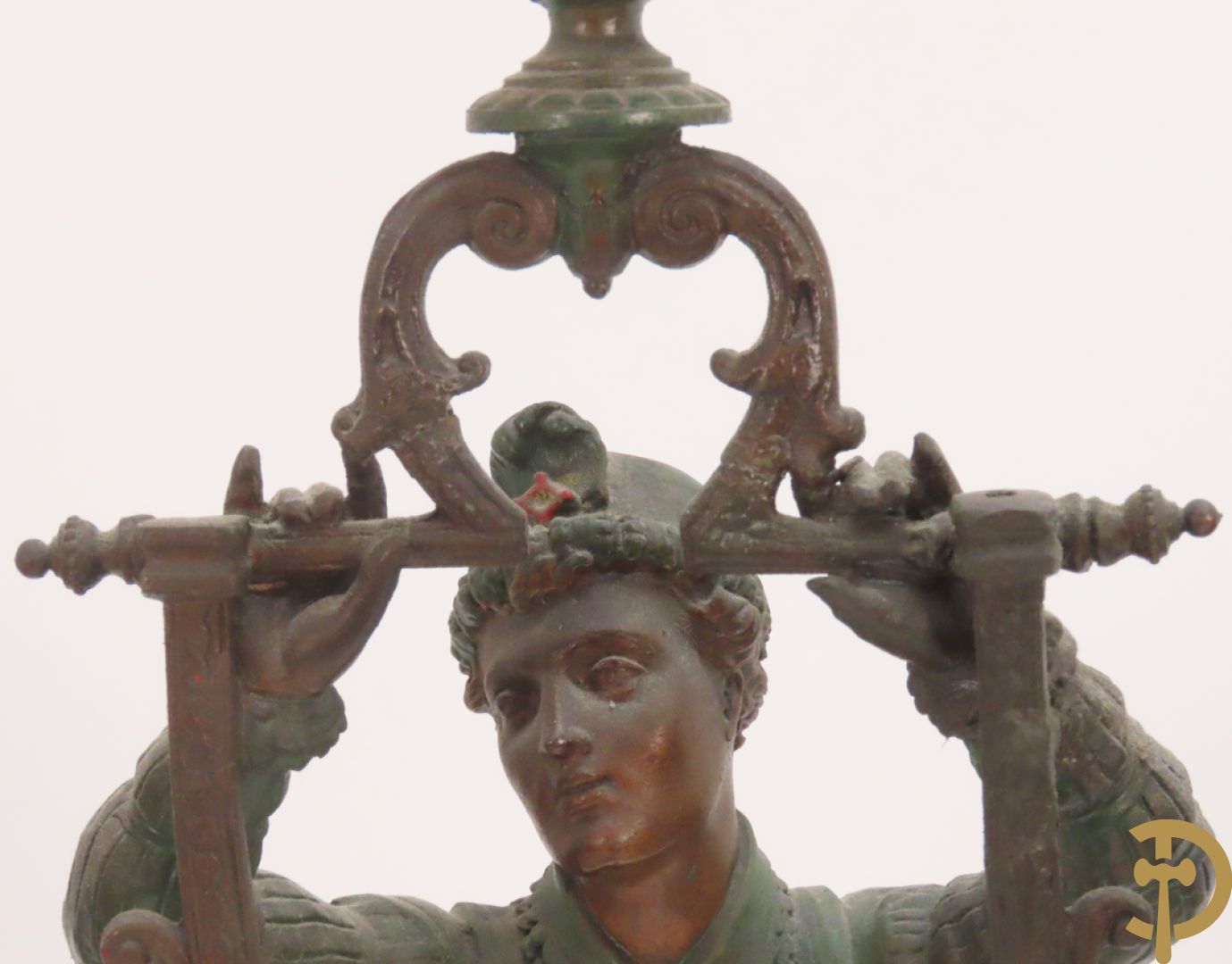 Driedelige kunstbronzen garnituur bestaande uit pendule met paar schakende edelheren, bezet met kariatiden - geflankeerd door paar driearmige kandelaars gehouden door 2 edelheren