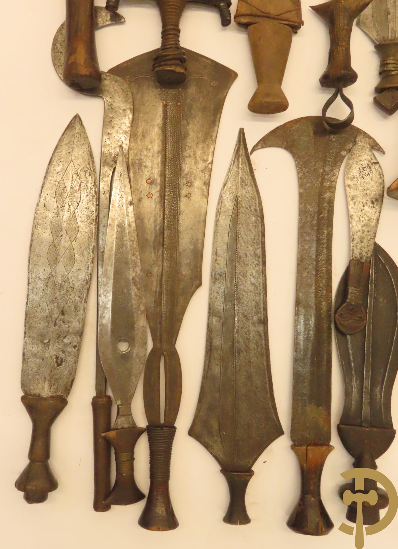 Verzameling mooi bewerkte Afrikaanse machetes, messen, speren, bijlen e.a.