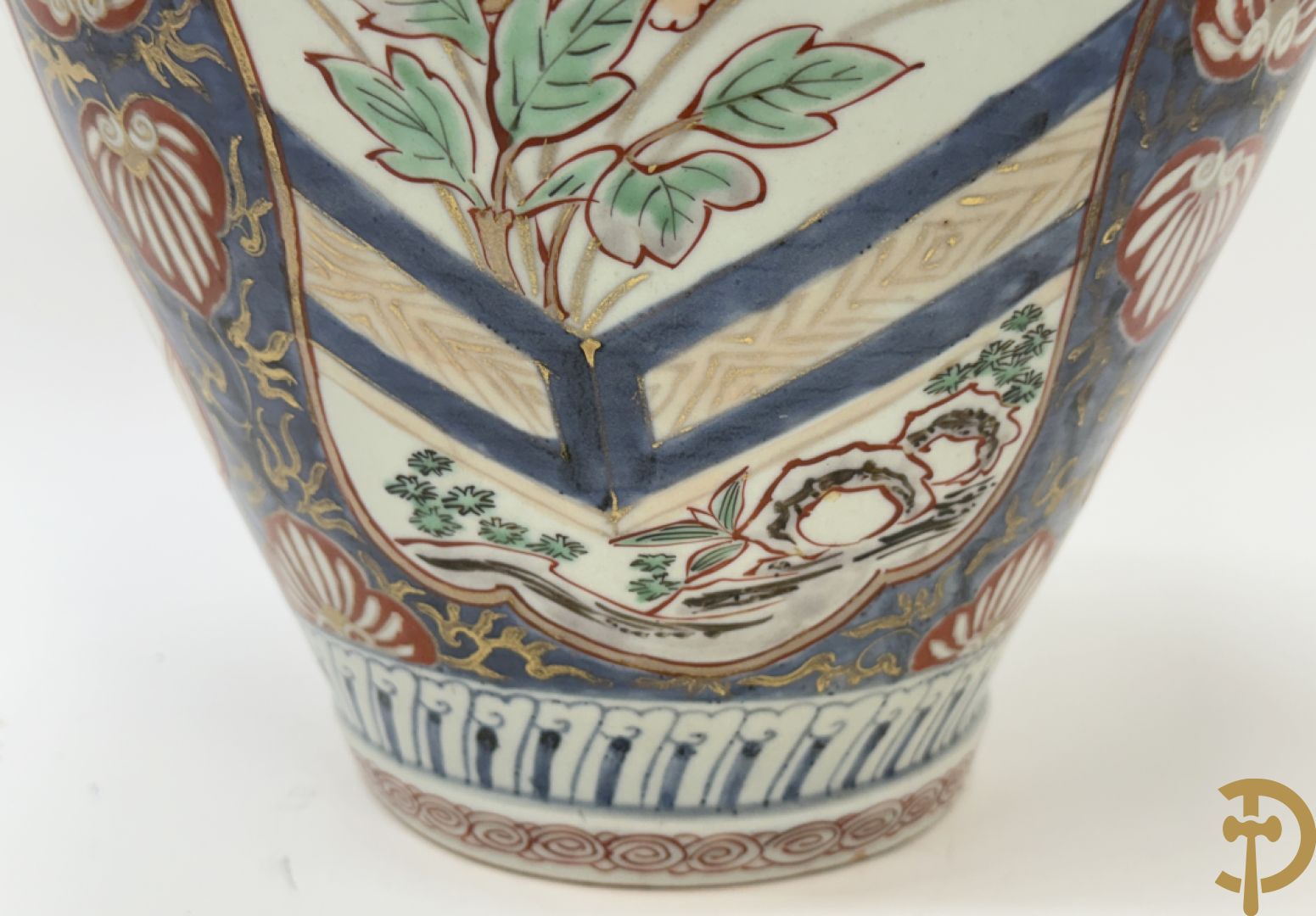 Japanse imari dekselpotiche met rood/blauw decor van bloemen in cartouches