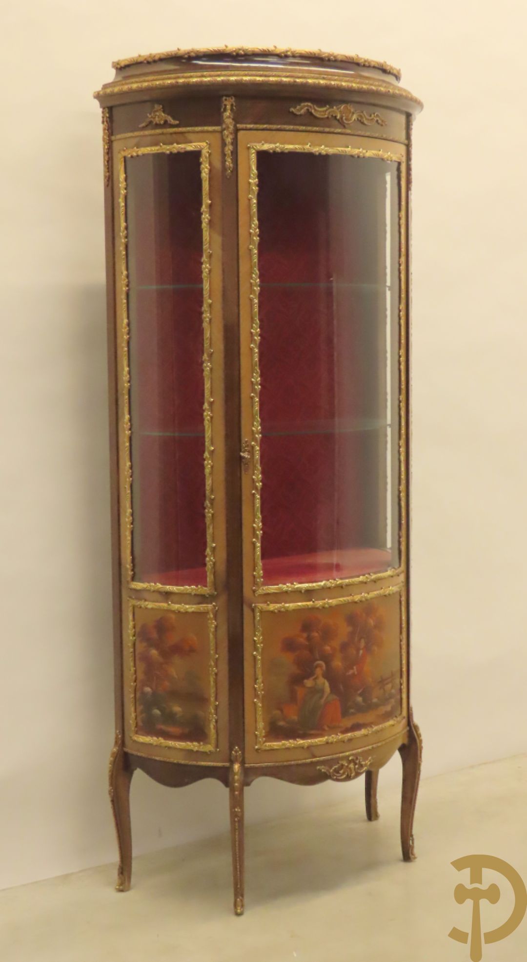 Gebogen notelaren vitrine met bronsbeslag en geanimeerd romantisch tafereel onderaan