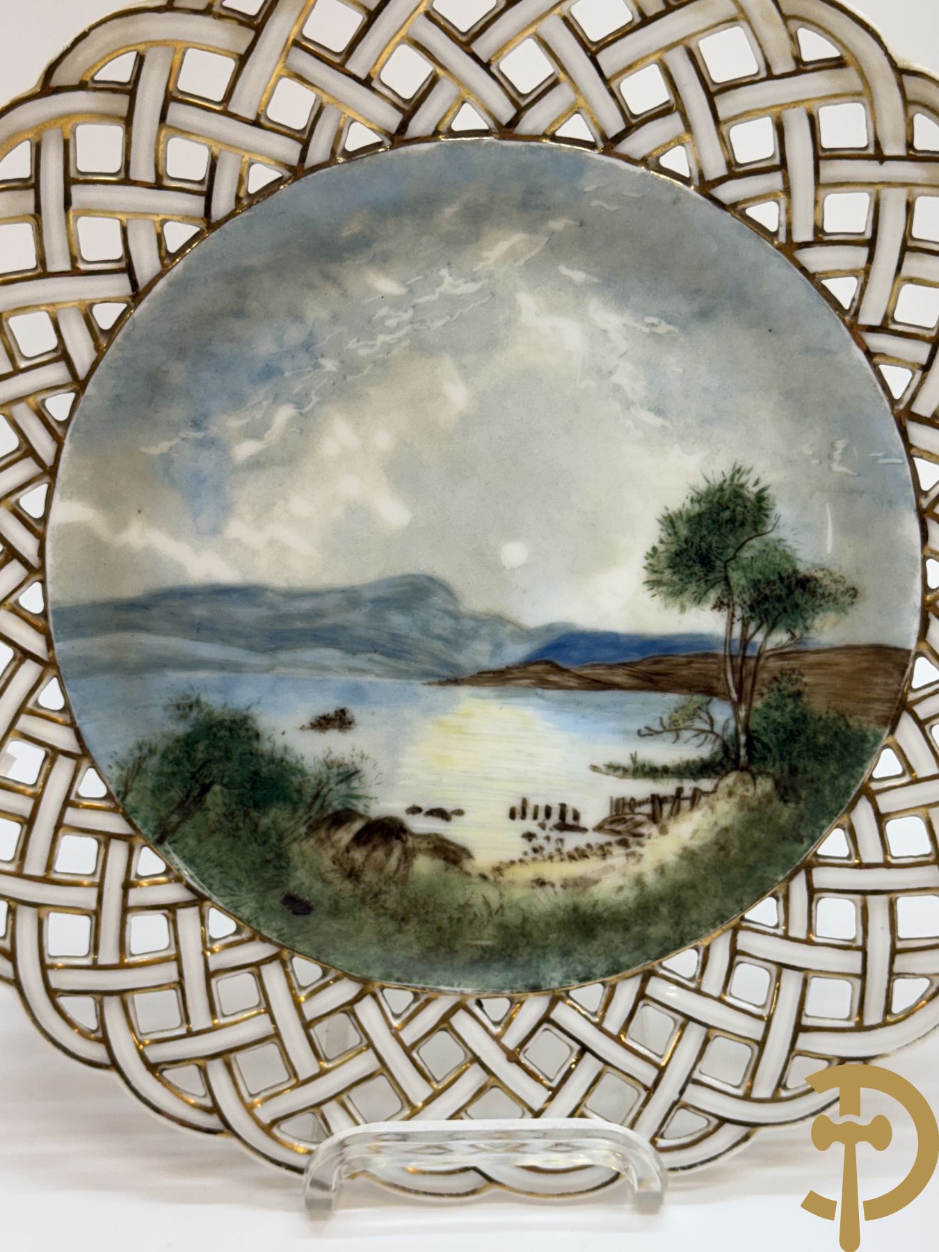Acht handbeschilderde geajoureerde porseleinen borden met landschapsdecor, onderaan gemerkt