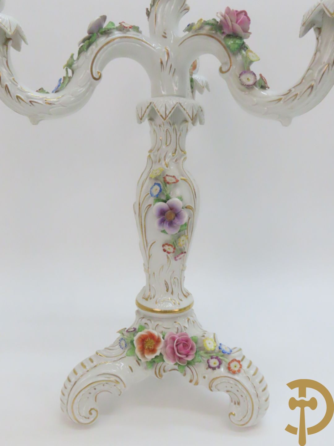 Driearmige porseleinen kandelaar met bloemenmotieven, onderaan gemerkt Plaue + porseleinen coupe Plaue + Limoges schenkkan met bloemendecor