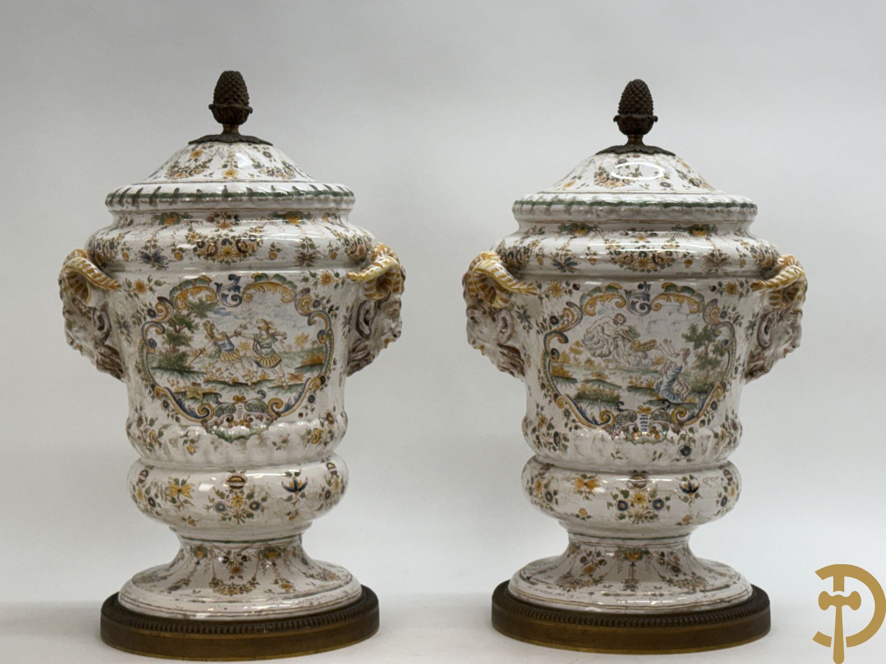 Paar Italiaanse meerkleurige dekselpotiches met geanimeerd decor en gehoornde kopen