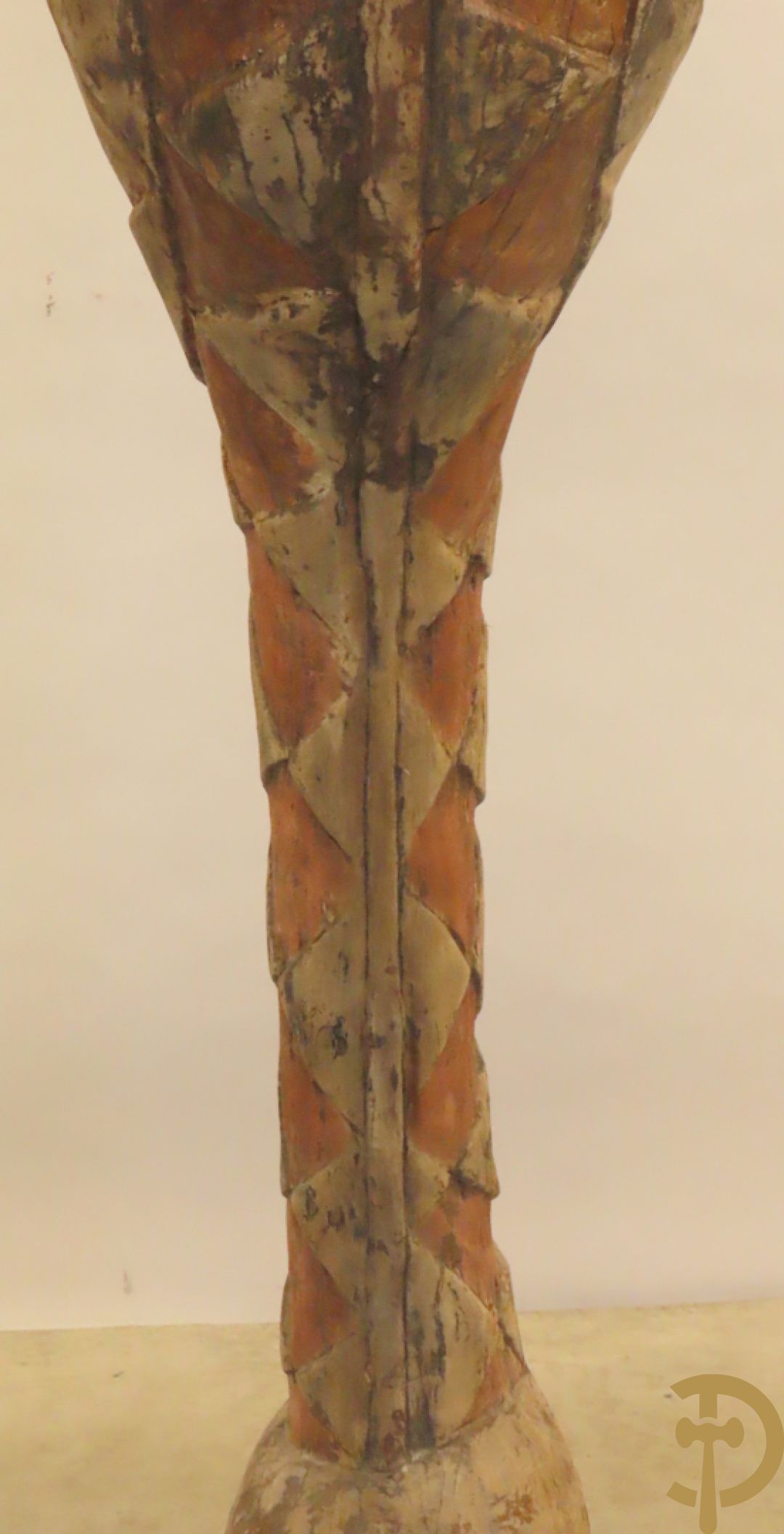 Afrikaans gekleurd decoratief sierelement als totempaal op ijzeren sokkel