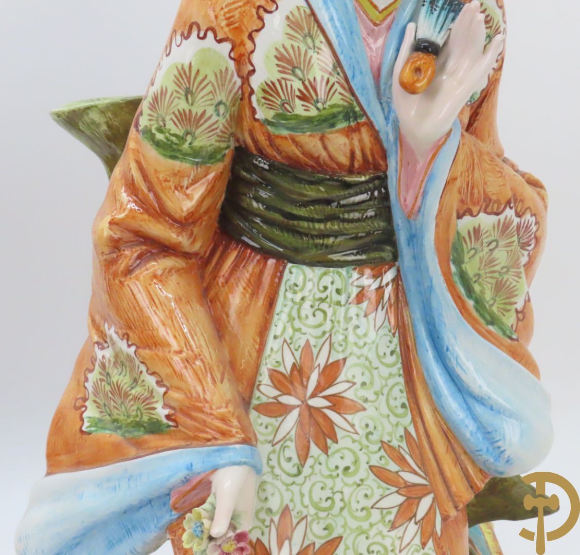 Twee Italiaanse beelden van oosterse dame met bloemen, getekend achteraan Polouioto en oosterse man met snaarinstrument in meerkleurige faience