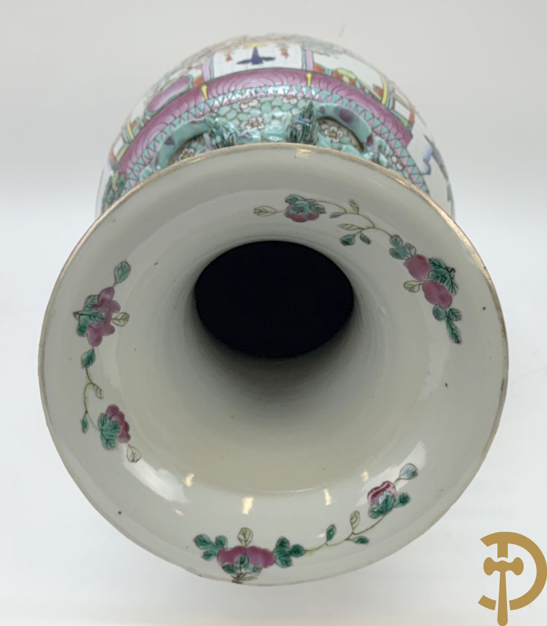 Chinese porseleinen vaas met dubbel decor van geanimeerd interieurzicht en mannen op paarden