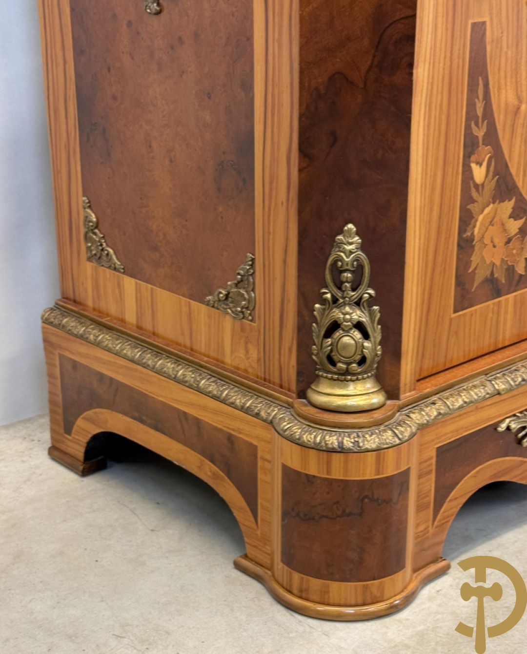 Notelaren driedeursdressoir met bloemenmarquetterie, bronsbeslag en marmeren blad