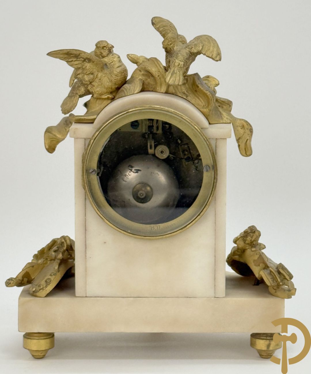 Driedelige garnituur met bronzen ornamenten van vogels en accanthusranken op marmeren basis