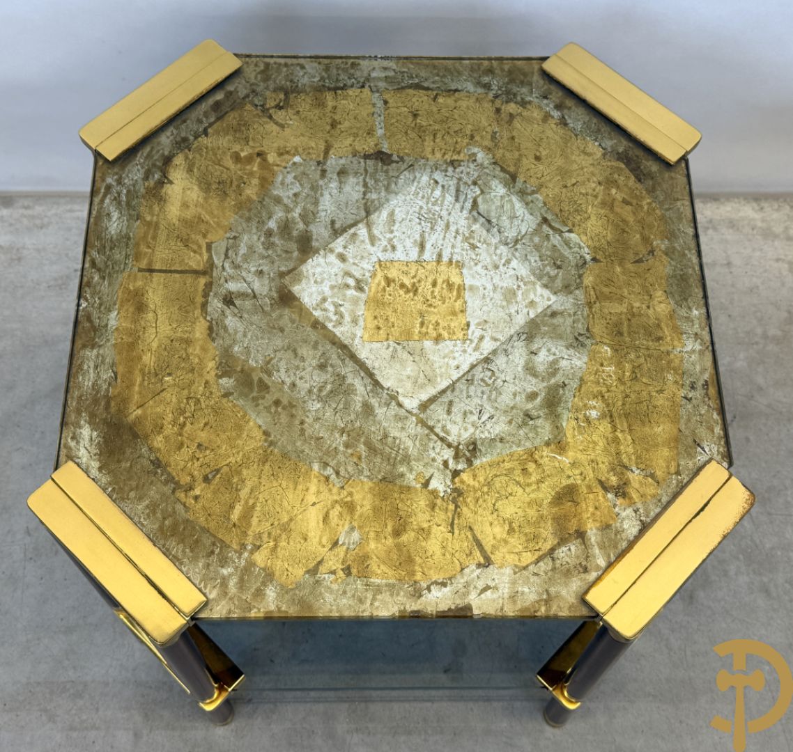 Vintage salontafel met geslepen glazen blad met bladgoud bewerkt op koperen voeten, Meersman Lucas getekend + 2 sidetables met geslepen glazen blad met bladgoud bewerkt op koperen voet, Meersman Lucas getekend + bijhorende lampadaire