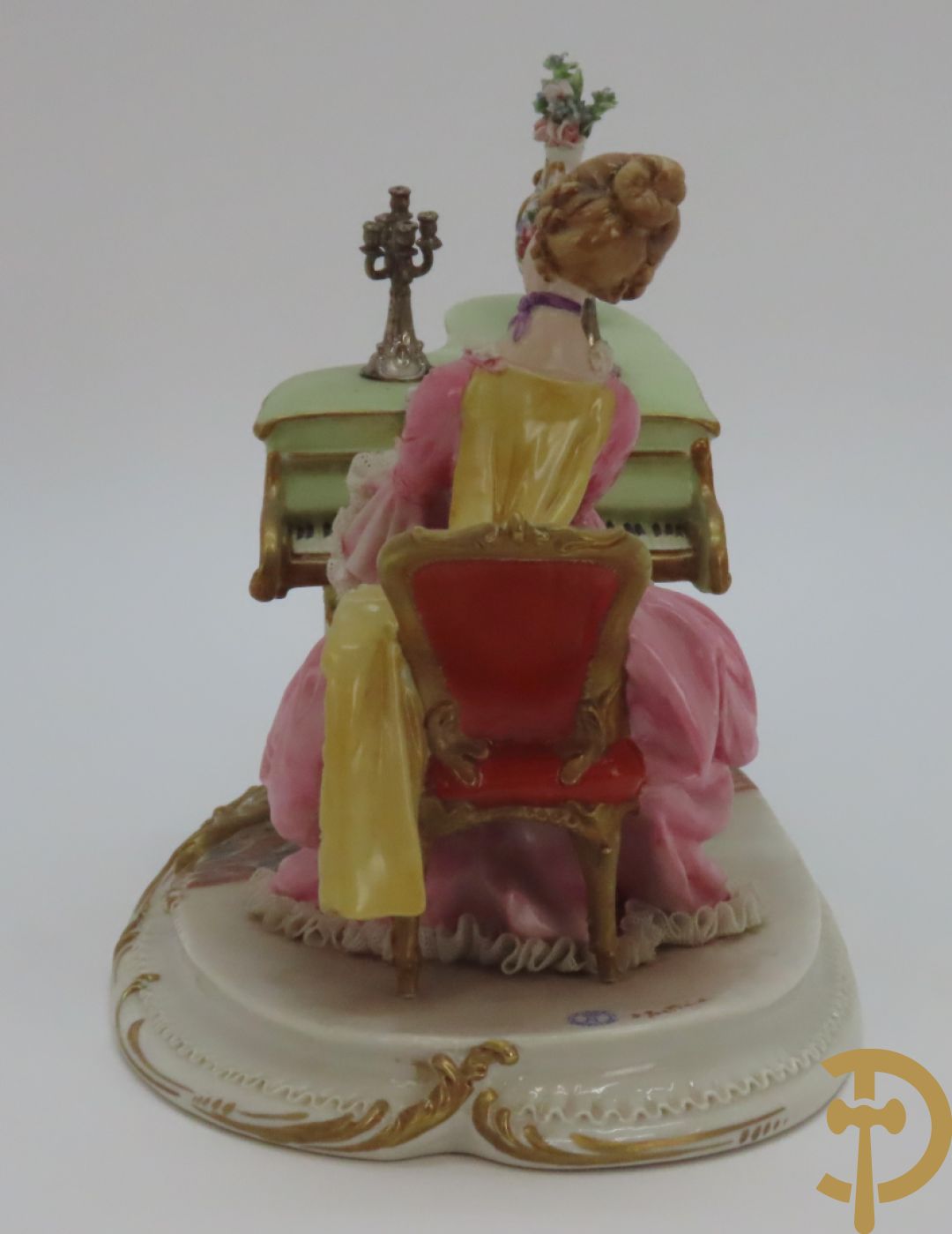 Drie porseleinen sierstukken 