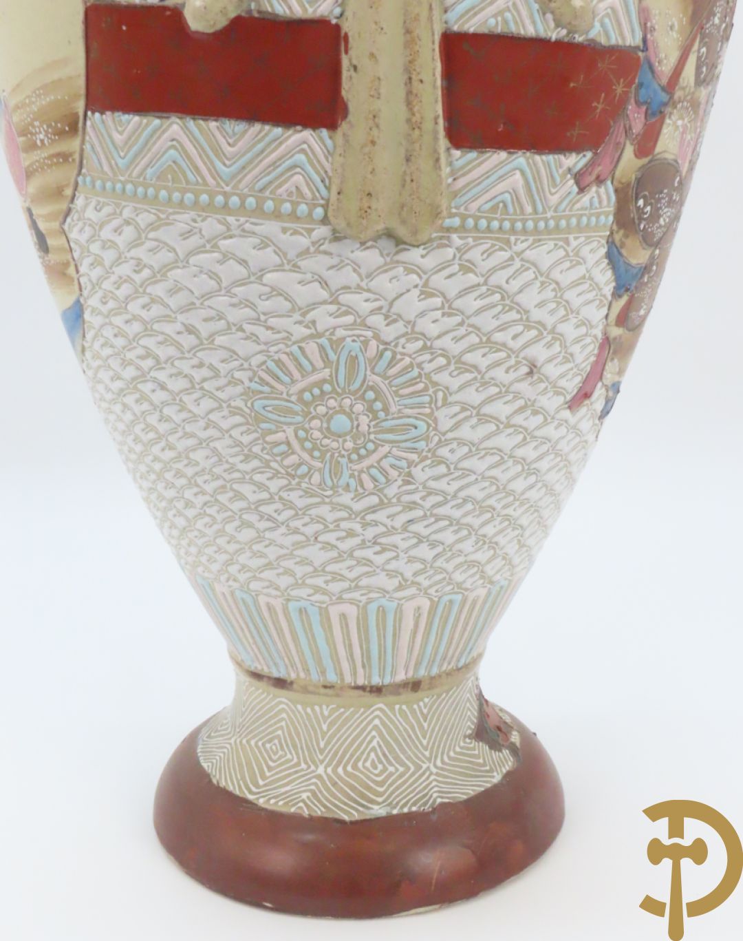 Paar Japanse Satsumat vazen met kijgerdecor en geanimeerde scènes, zijdelings met vogels bezet