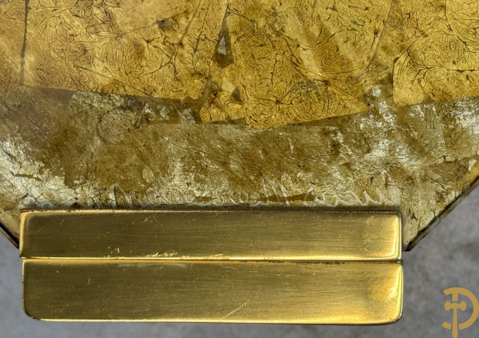 Vintage salontafel met geslepen glazen blad met bladgoud bewerkt op koperen voeten, Meersman Lucas getekend + 2 sidetables met geslepen glazen blad met bladgoud bewerkt op koperen voet, Meersman Lucas getekend + bijhorende lampadaire