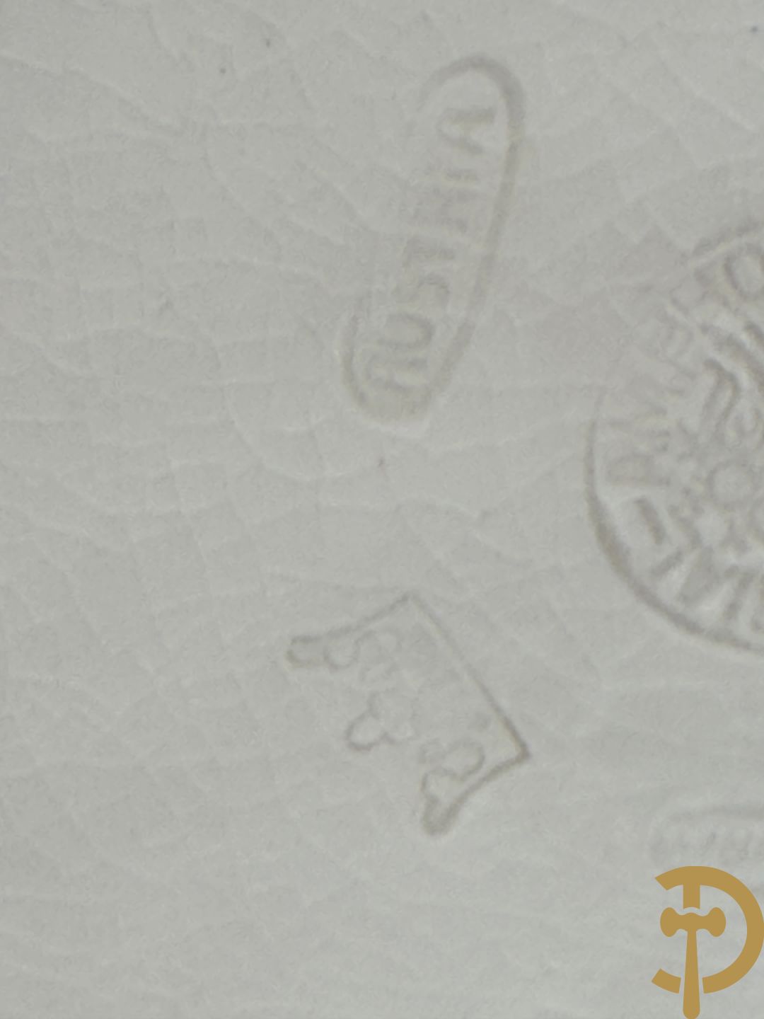 Paar meerkleurige faience vazen,  Austria gemerkt, met cupido