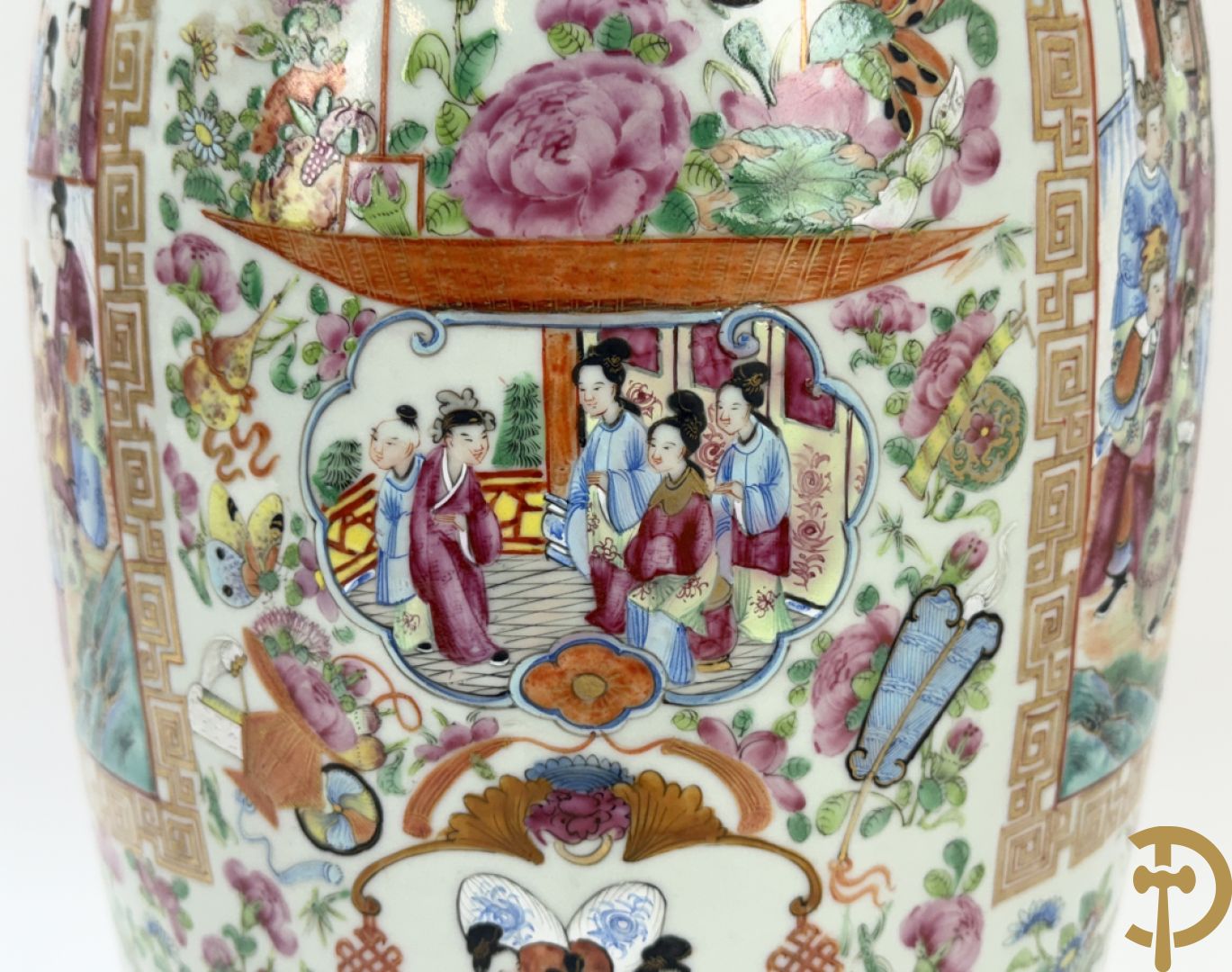 Chinese porseleinen Kanton vaas met geanimeerde hoftaferelen, natuurmotieven, fauna en floradecor