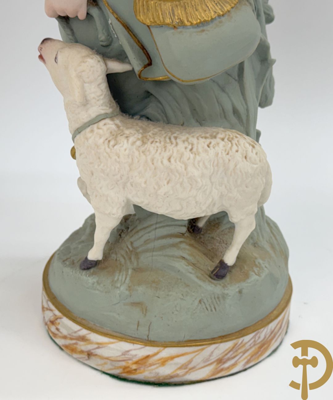 Paar grote Franse gekleurde biscuits van meisje en 
 jongen met schaap en geit