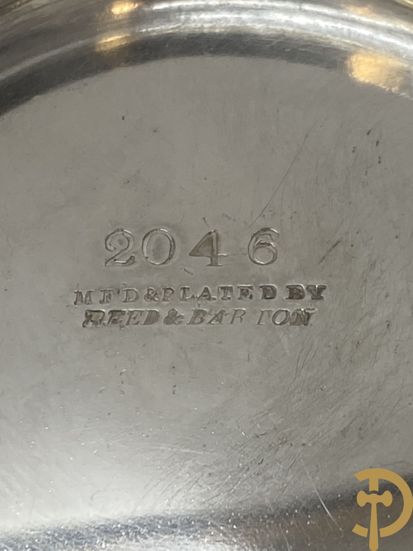 Verzilverd koffiestel MFD & Plated by Reed & Barton 2046 bestaande uit koffiekan, melkkan en suikerpot met ovale medaillons + verzilverde coupe met eekhoorn en rocaille + verzilverde coupe met glas + Verzilverde schenkkan met houten handvat