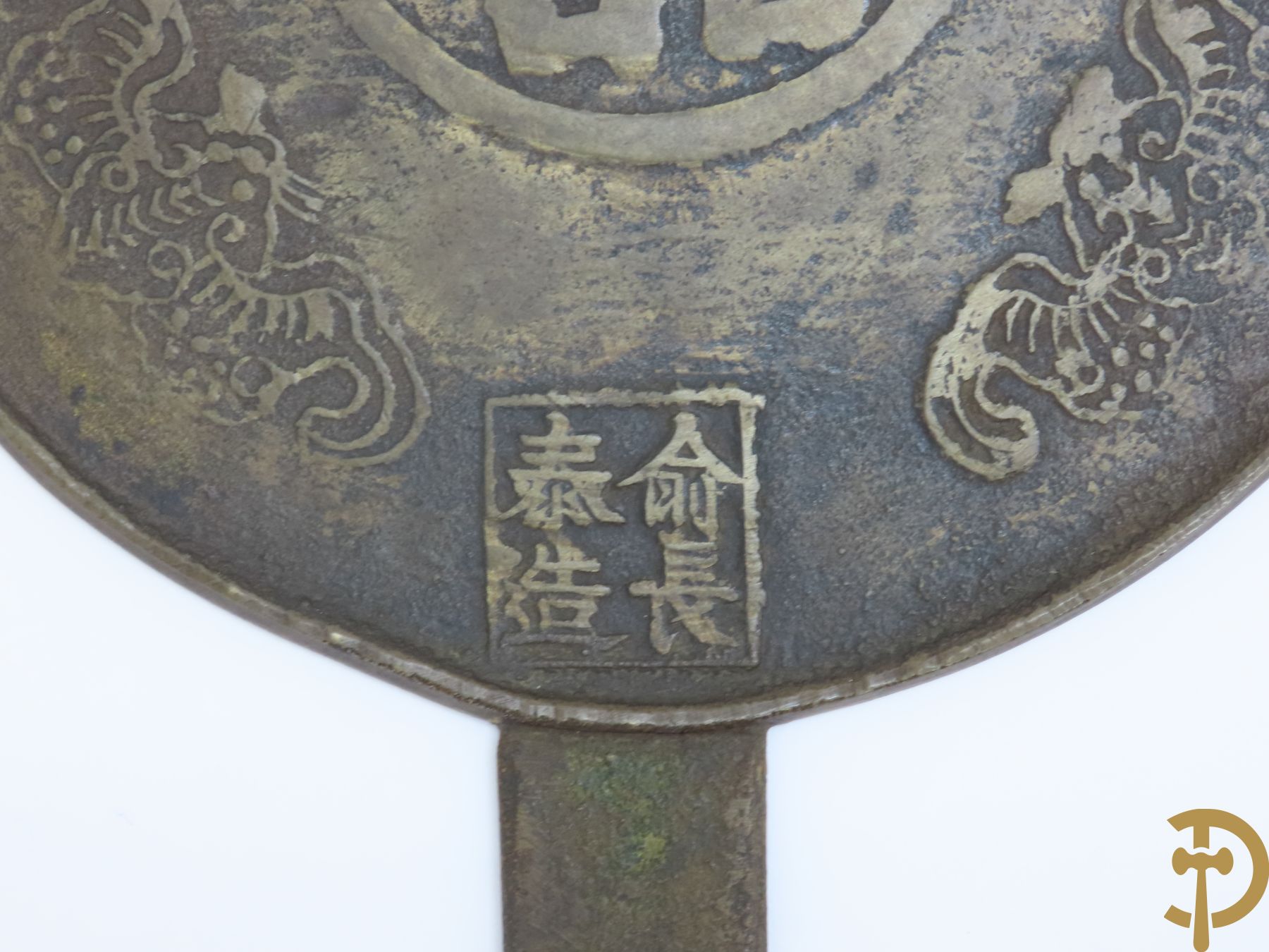Twee Japanse bronzen spiegels met oosterse tekens