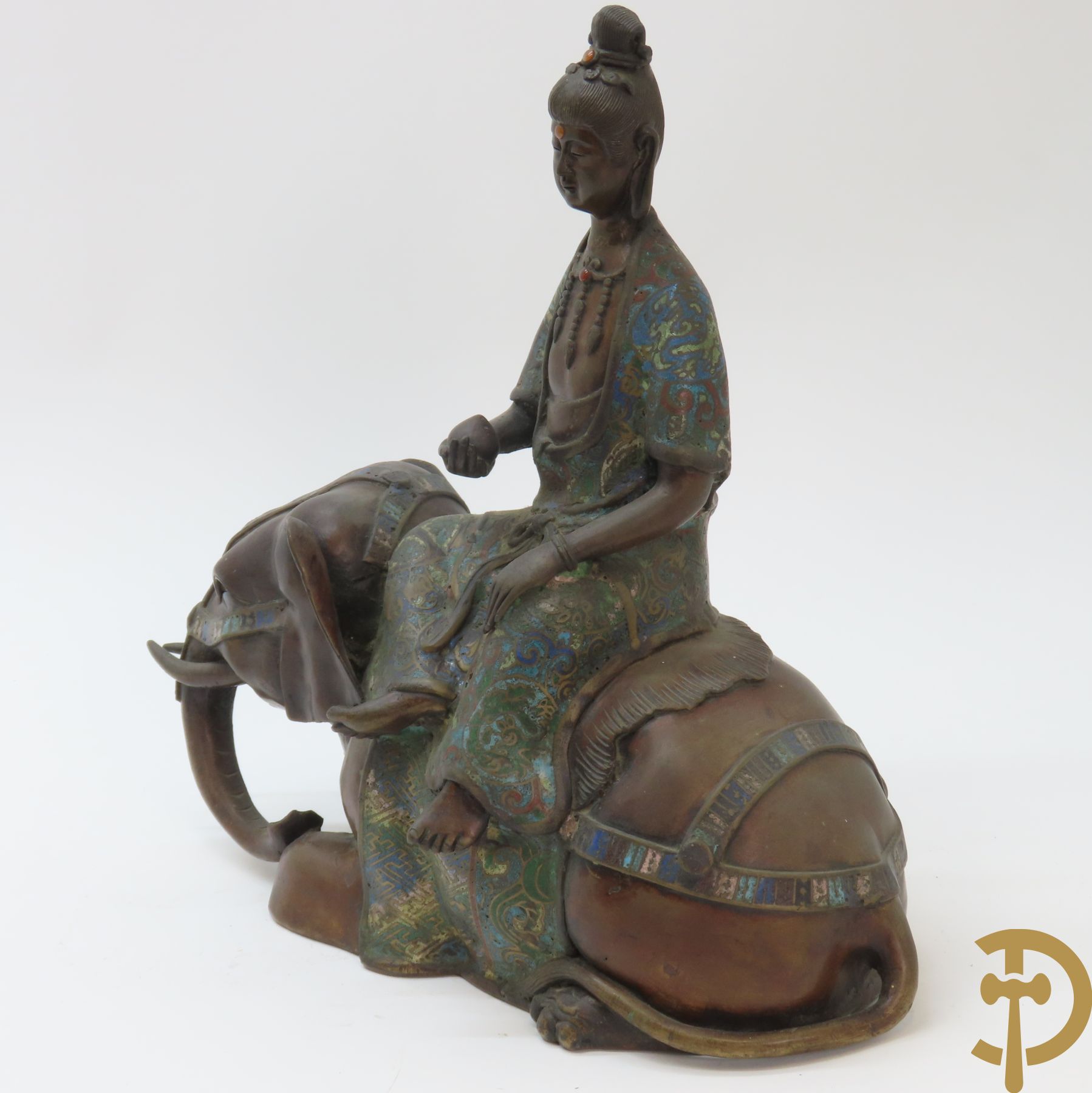 Aziatische bronzen zittende geisha op olifant met cloisoné techniek afgewerkt