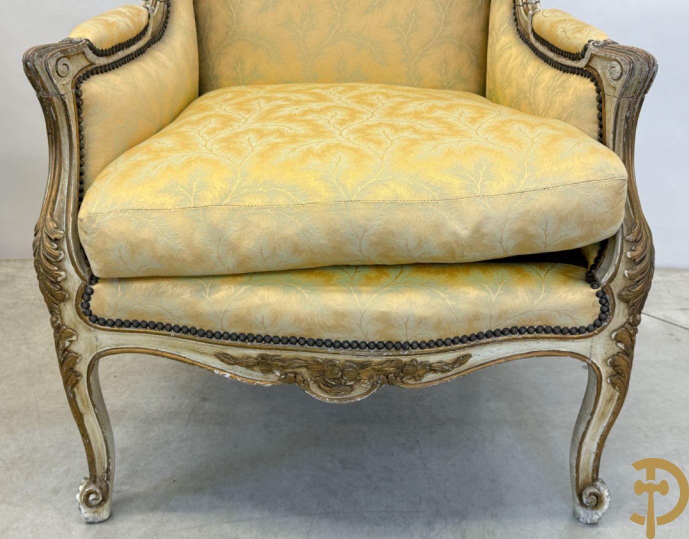 Paar Louis XV bergères met wangen, gesculpteerde accanthusranken en bloemenmotieven