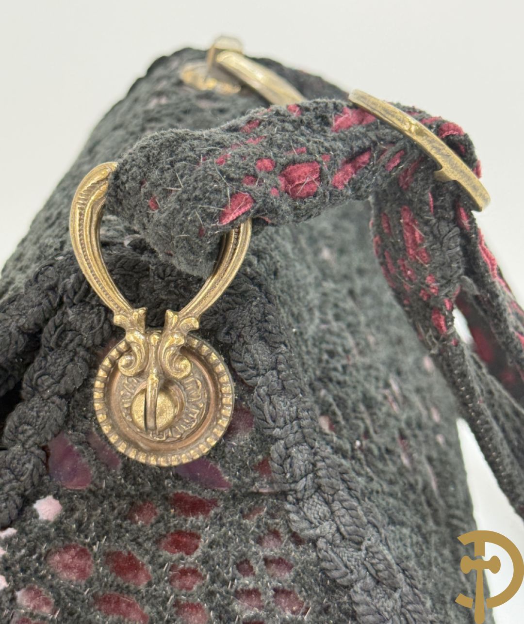 Pièce unique handtas van Wim Godderis met zwart haakwerk