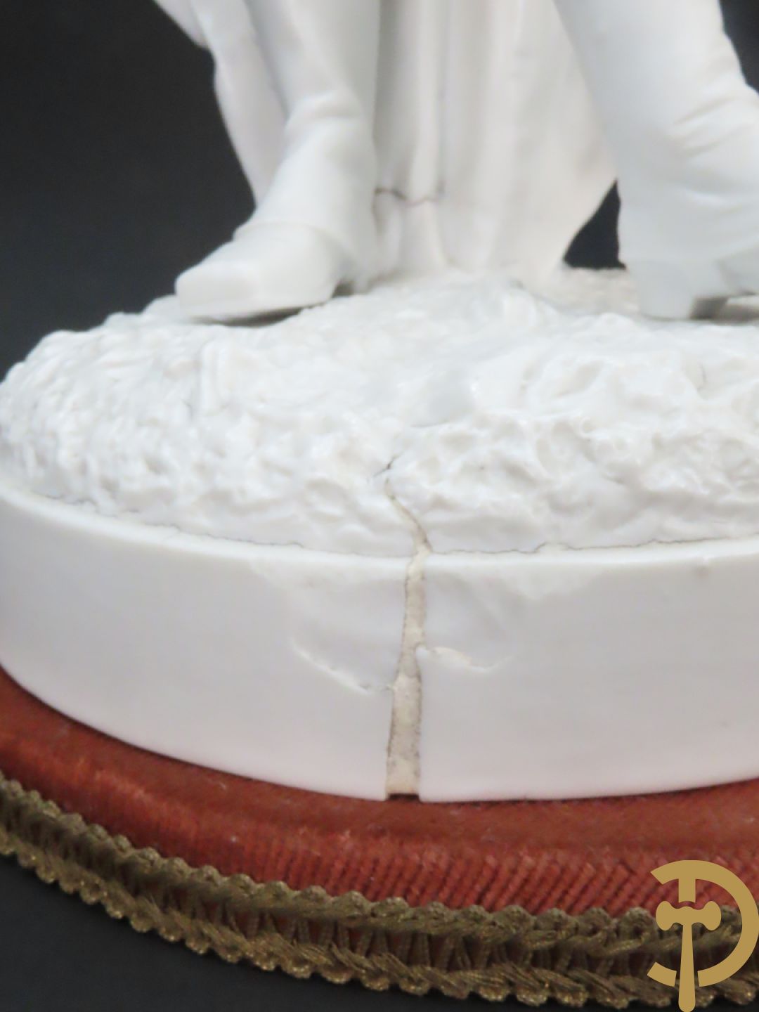 Paar grote witte biscuits van elegant koppel, onderaan gemerkt AM